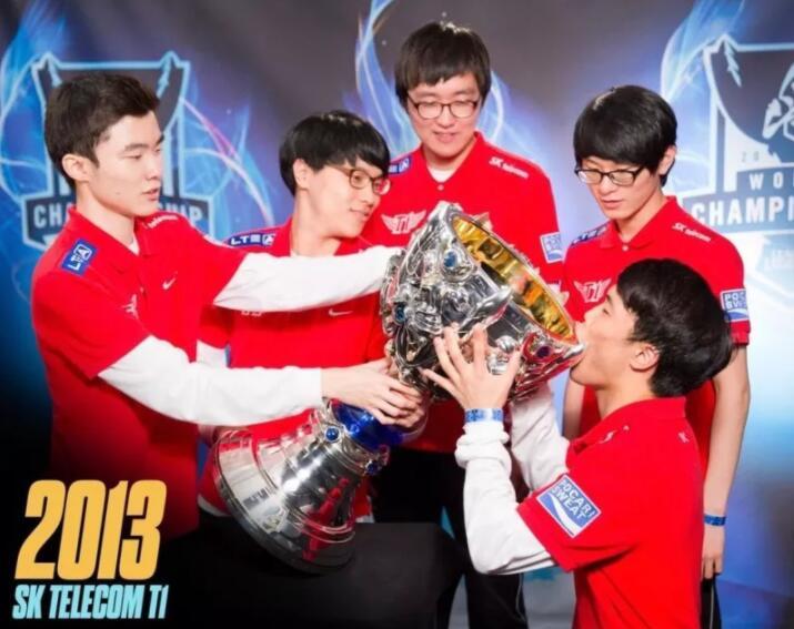 LOL官方公布S1-S10捧杯照，faker出现三次，S1夺冠场面最寒酸