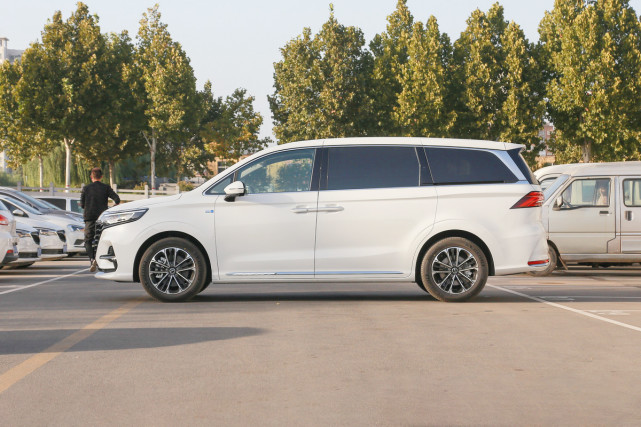 mpv市场潜力新车,上汽荣威首款mpv上市,比gl8低配便宜了4万多