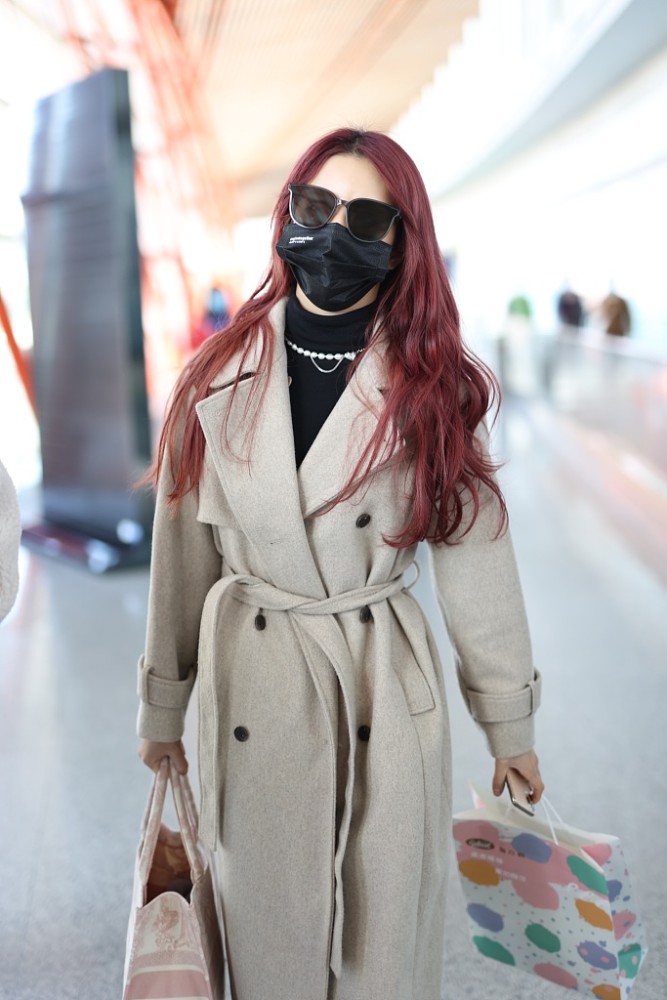 刘些宁街拍:燕麦色大衣dior印花包 红色卷发浪漫妩媚_腾讯新闻