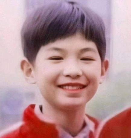 李现小时候胖肖战小时候奶萌黄明昊小时候活泼他从小就是帅哥