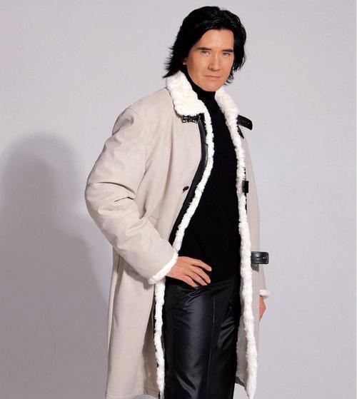 59岁费翔不惧变老至今单身活得潇洒年过半百依旧优雅