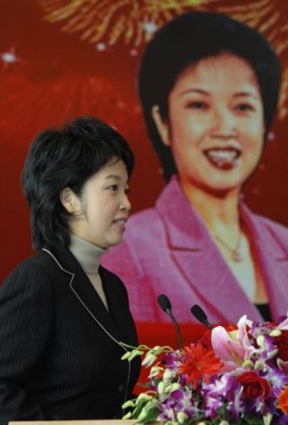 主持人黄薇:一把屎一把尿伺候瘫痪父亲10年,揭露上亿中年人辛酸
