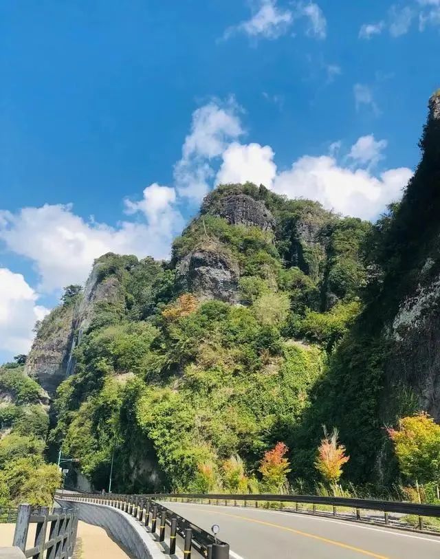 大分县一僧人用30年时间在悬崖上凿出路 现在变成了日本新三景 腾讯新闻