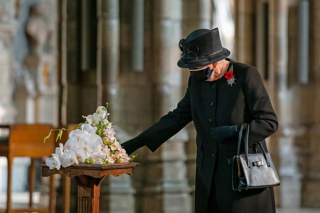 英女王首次佩戴口罩现身 一身黑色 为无名烈士献上 婚礼花束 腾讯网
