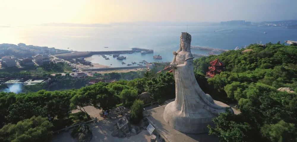 湄洲岛妈祖石雕像 来源:中国国家人文地理 编辑:许晓玲 值班主任:陈霖