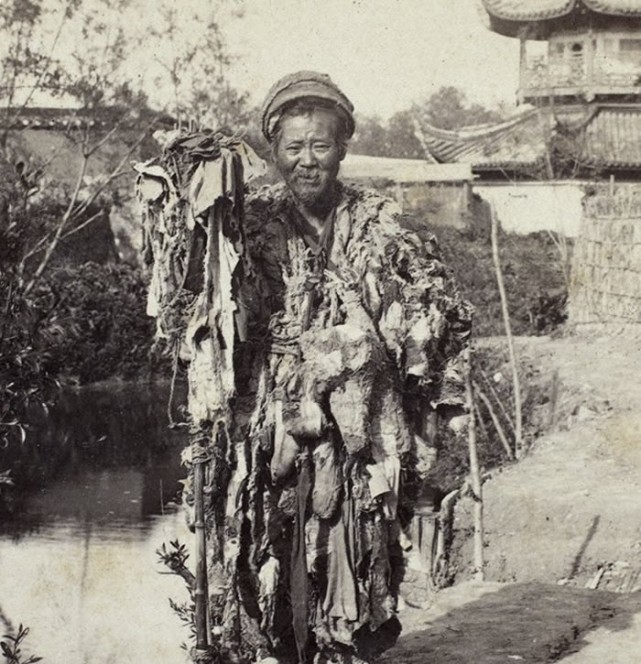 晚清老照片 丐帮 帮主一身挂垃圾 监狱犯人囚笼做鬼脸 老照片 丐帮 帮主