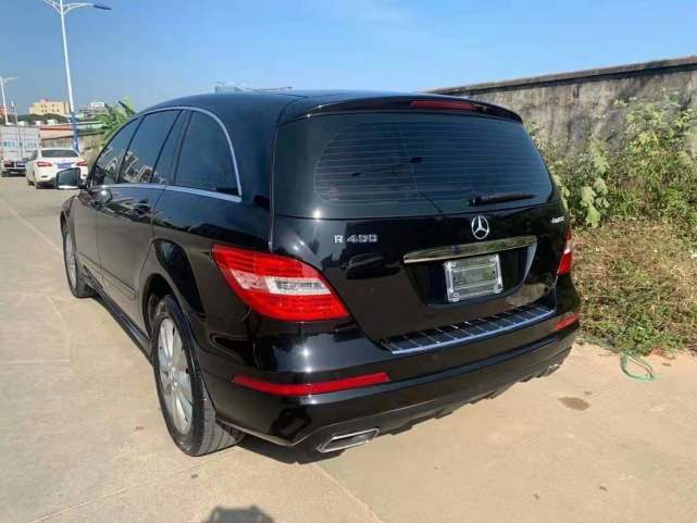 17年奔驰r400售价18万,修长的车身六座行政商务气息浓烈