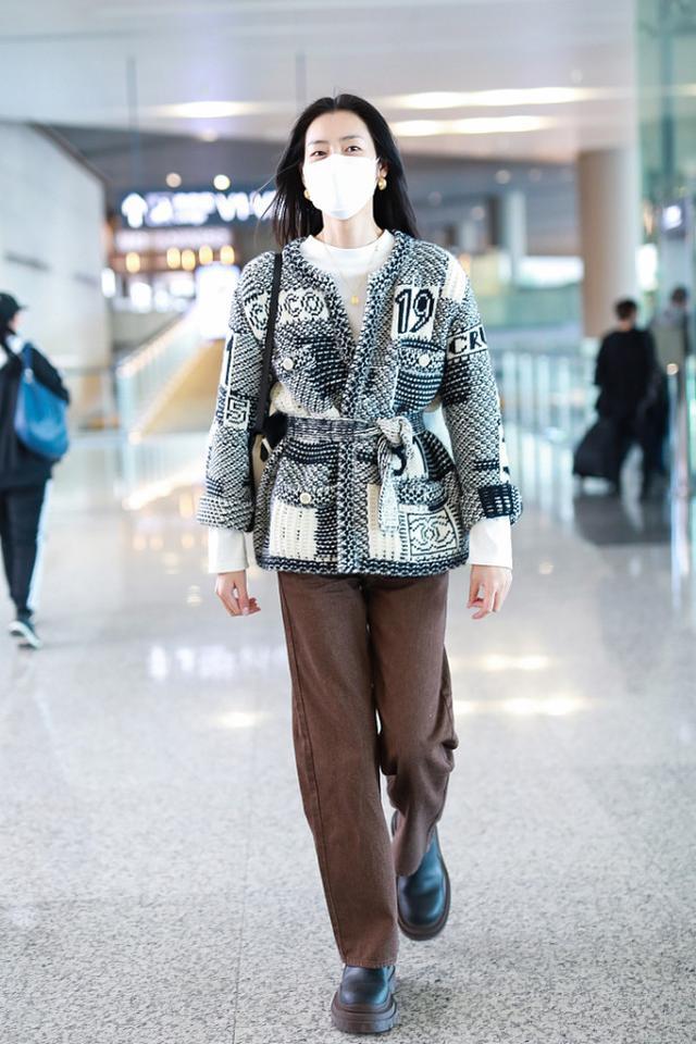 刘雯不愧是长腿超模,皮衣配阔腿裤气场满分,走路带风实在太飒了