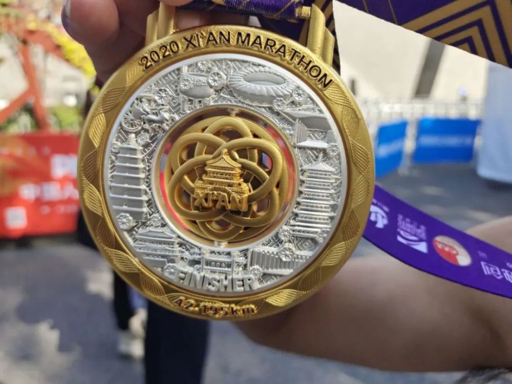 携手冲线西安人今天我们都是西马跑者