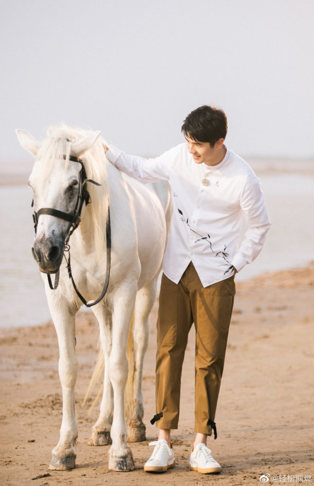 身骑白马,一骑绝尘