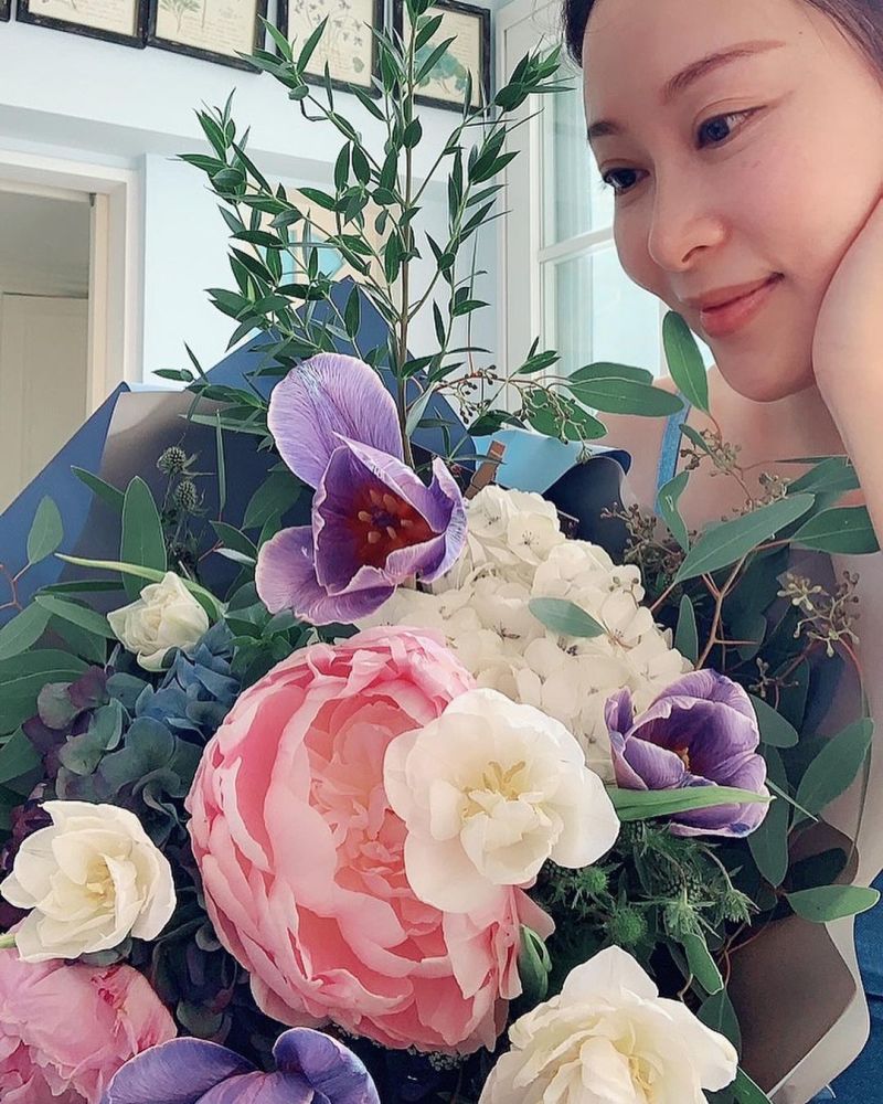 饭聚结束后她就把鲜花带回家里,随后还拿着鲜花自拍,看起来花和人都很