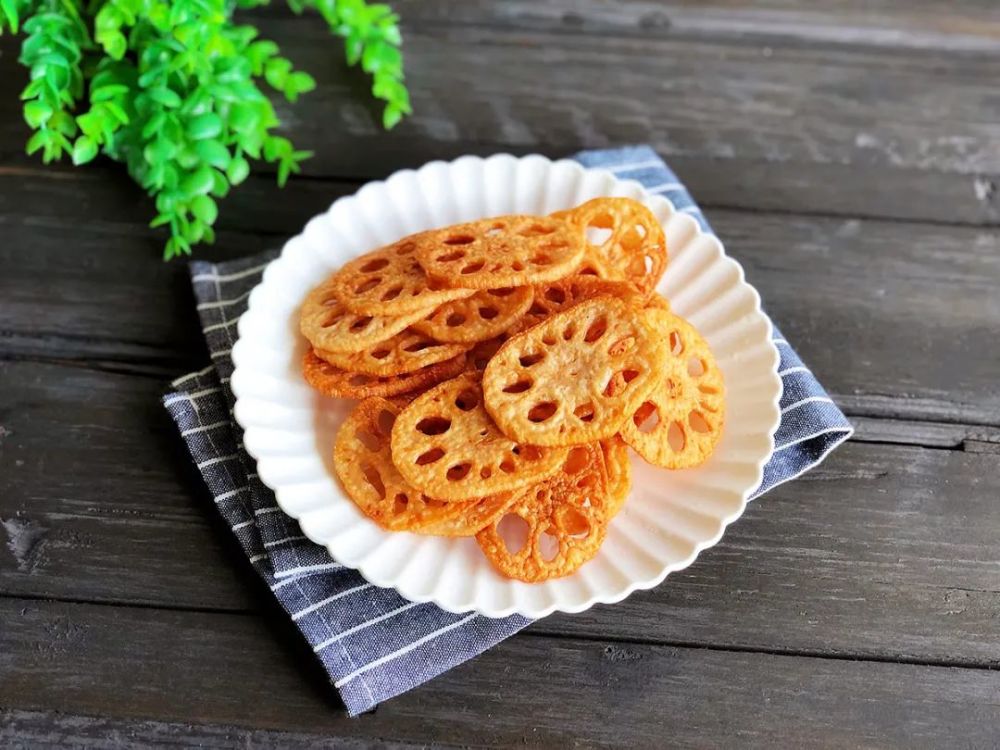 酥炸藕片 图文   美食妃英理 莲藕 1节 油 适量 调味粉 适量