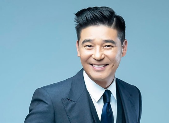 任昌丁五儿子满周岁 与二婚娇妻有18岁年龄差 经营烤肉店资产不凡