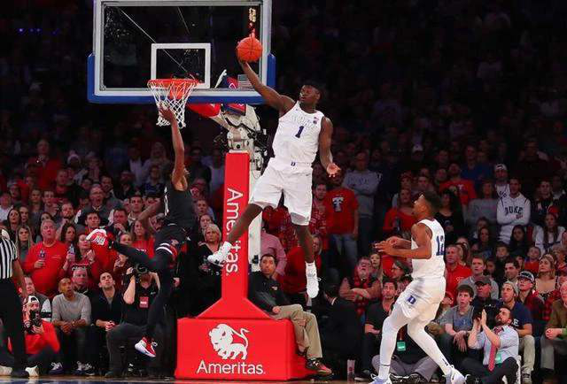 锡安的弹跳多夸张魔兽抢篮板差他一截原地胯下扣篮随手拈来