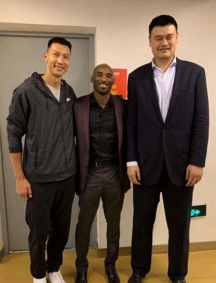 姚明的体型到底有多大 通过对比后一目了然奥尼尔都矮一头 腾讯新闻