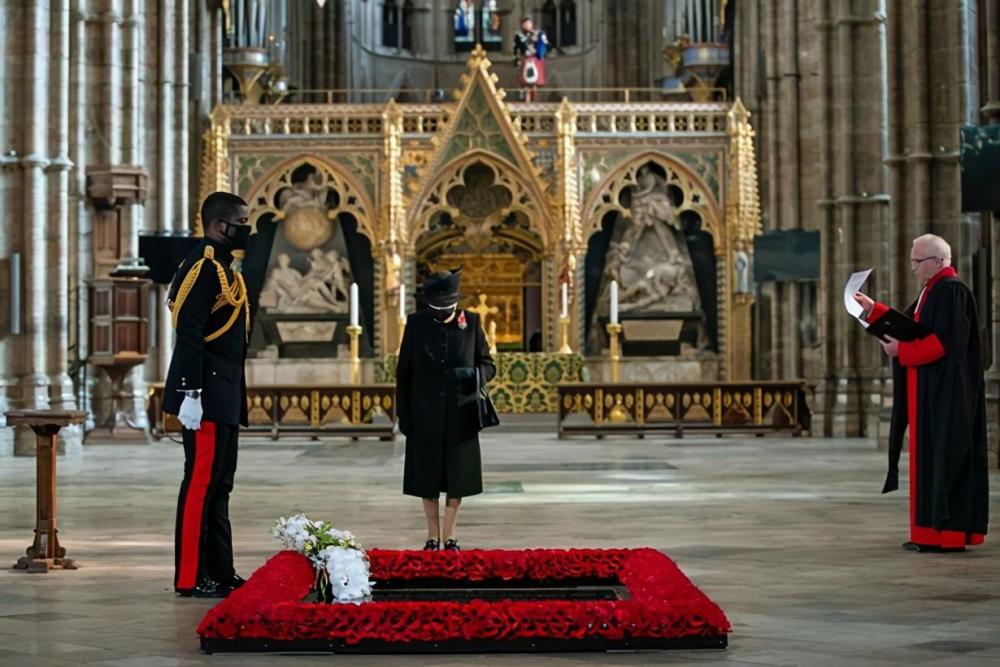 英女王出席已故丈夫纪念仪式(英女王出席已故丈夫纪念仪式视频)