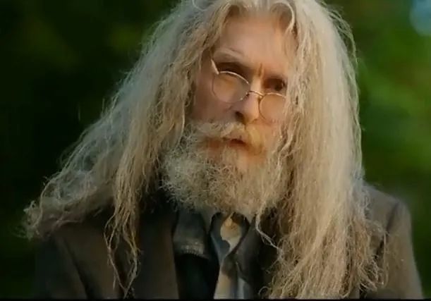 在临近50岁时,伯恩说了这样一句话:"每个人仍想透过我看出最美的少年