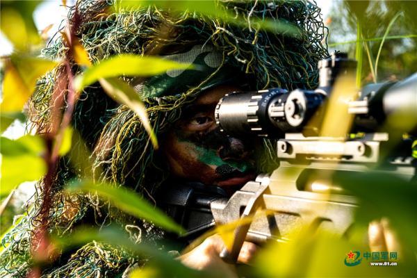 狙击手精确瞄准.柴浩 摄