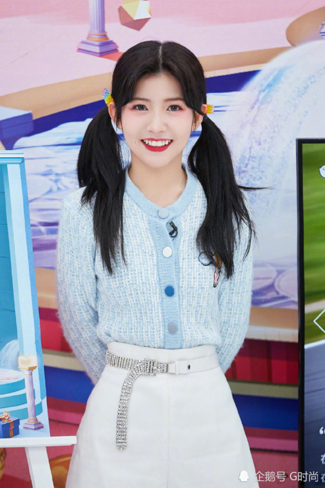 赖美云身着清新优雅的蓝色针织上衣搭配双马尾现身直播活动元气十足