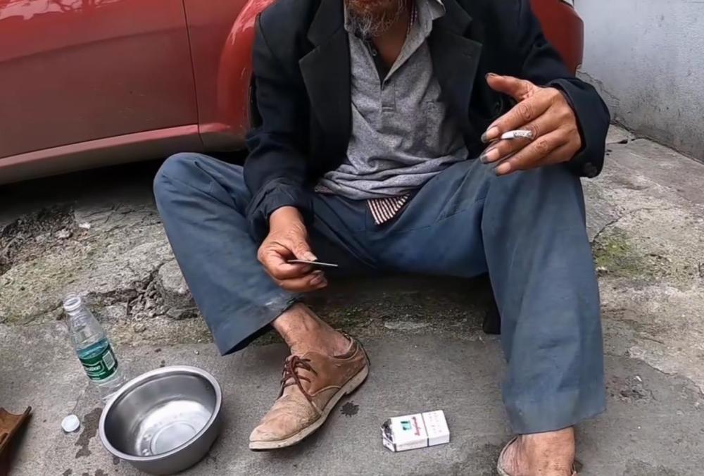 南京街头的河南流浪老人,一张毯子四海为家,他的遭遇让人唏嘘