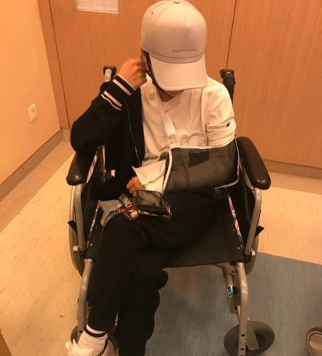 吴京提到了主持工作又晒出了谢楠坐着轮椅的照片才知道受伤的是2天