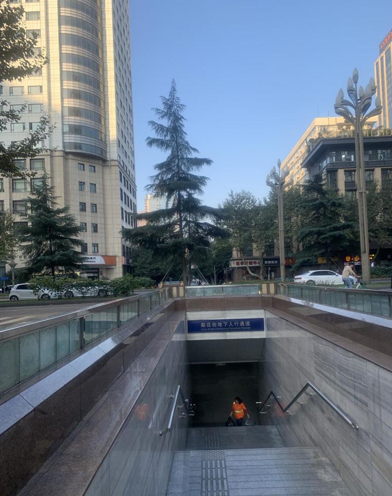 都说地下过街通道脏乱差,看了成都的,你就不会这样说了