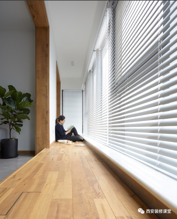 餐厅也是一样道理,空间小,并不需要遮光的区域,百叶是最有颜值而且