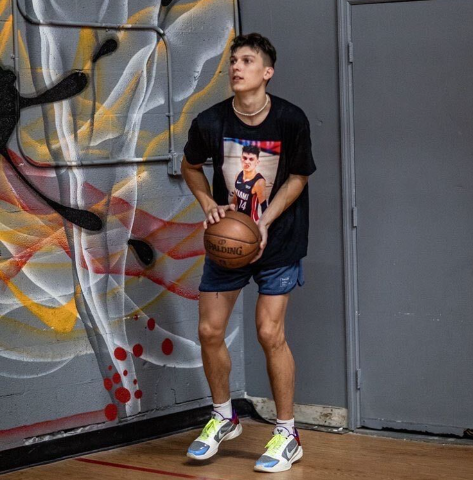 希罗穿上印有自己歪嘴霸气表情包t恤!热火新星开启训练模式_腾讯新闻