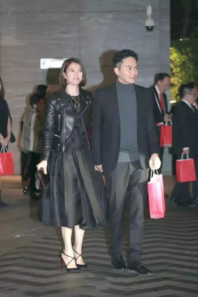 49岁袁咏仪素颜真抗打,穿棕黄皮衣复古又潮流,戴口罩难掩星味!