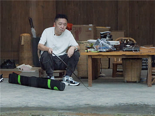 于谦的阿迪鞋火了价格不超过800元网友潮男必备