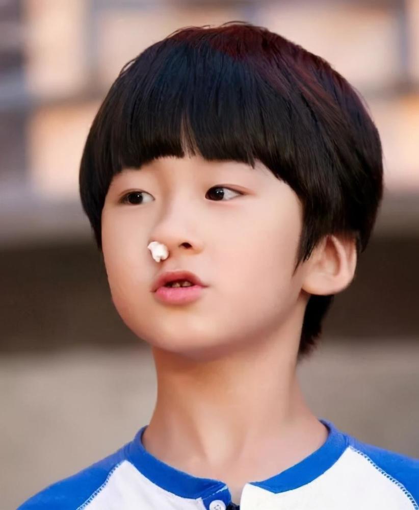 有种"野蛮发育"叫张亮儿子,身高吓人也就算了,颜值更是逆天