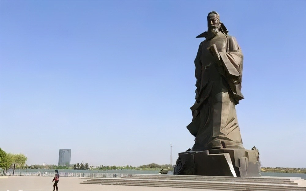 浩然文化广场是以唐代田园诗人,襄州名士孟浩然先生为文化元素载体