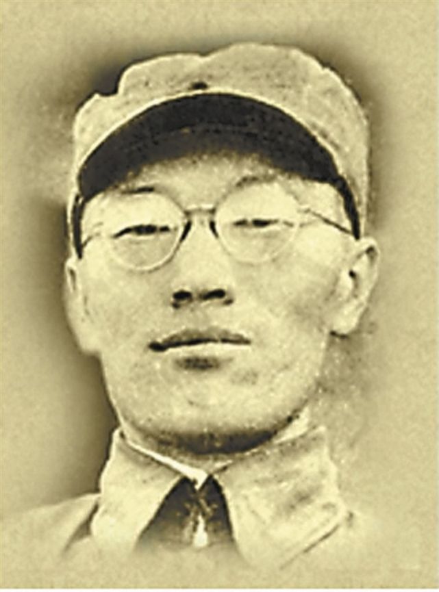 万毅是出身满族的开国中将抗战中立功无数解放战争带出38军