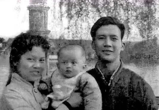 马云童年时期的全家福,马云爸爸实在是太帅了,网友:完美错过