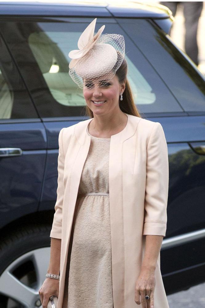 剑桥公爵夫人凯瑟琳佩戴过的头饰,优雅与时尚并存,"美帽王者"名不虚传