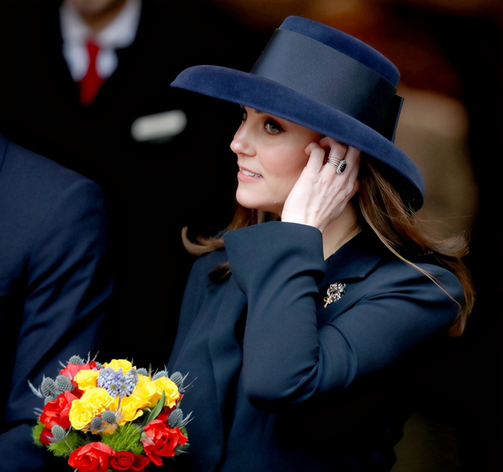 剑桥公爵夫人凯瑟琳佩戴过的头饰,优雅与时尚并存,"美帽王者"名不虚传