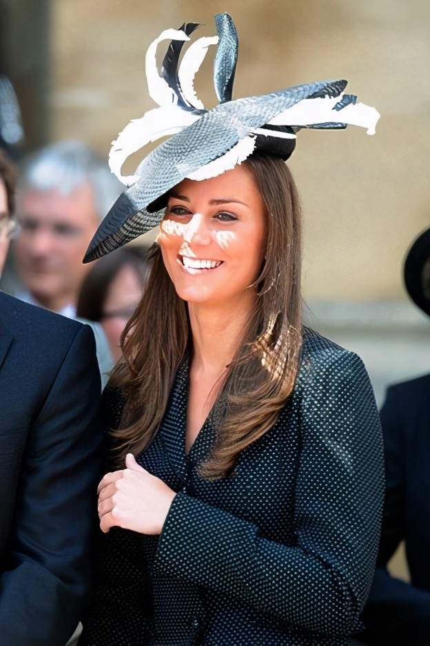 剑桥公爵夫人凯瑟琳佩戴过的头饰,优雅与时尚并存,"美帽王者"名不虚传