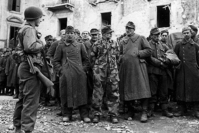 记录第二次世界大战战败投降后的德军士兵,史实照片还原当时场景