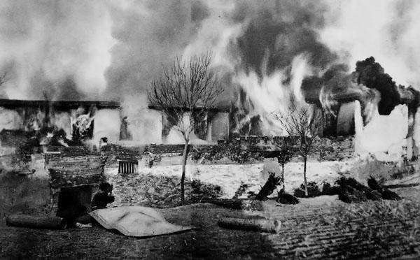 日本侵华烧杀抢掠,为何独不敢动乔家大院?学者:看门口放了什么