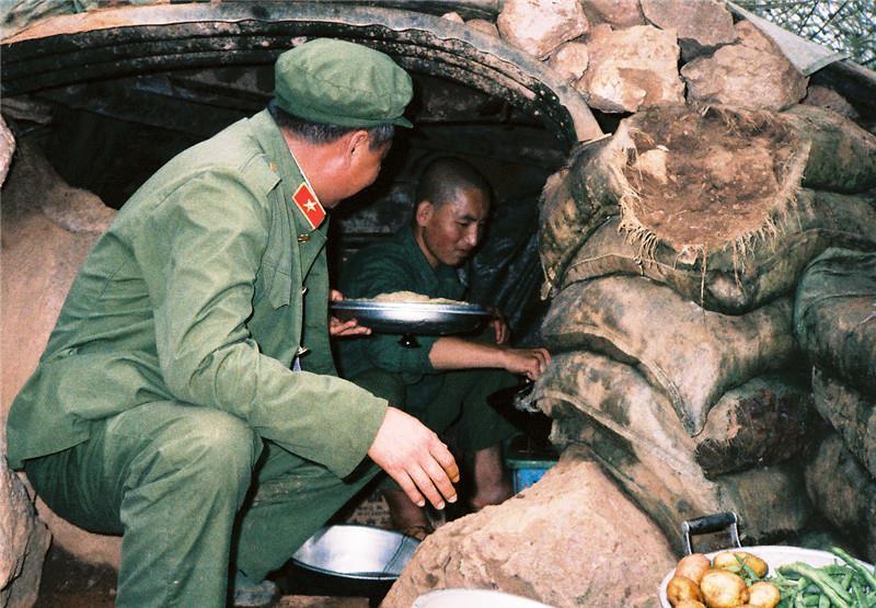 中越战争难忘瞬间烈士墓碑前母亲伤心欲绝战友们围着悉心安慰