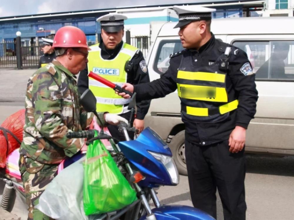 遇到交警時為何有些摩托車主直接棄車逃跑車主我又不傻