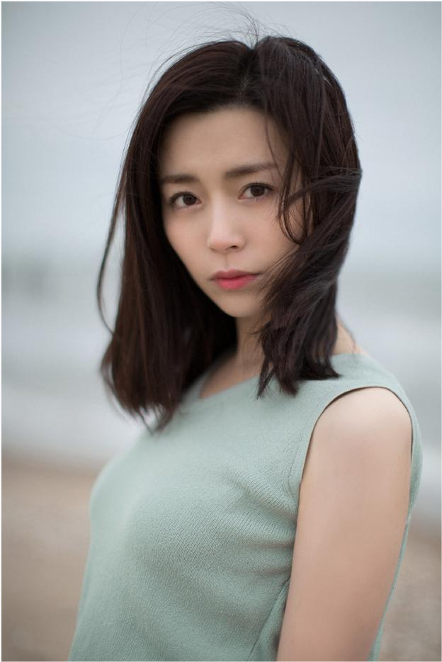 而且她撞脸了张静初,气质也很像,也都是比较低调的性格,但卢杉的长相