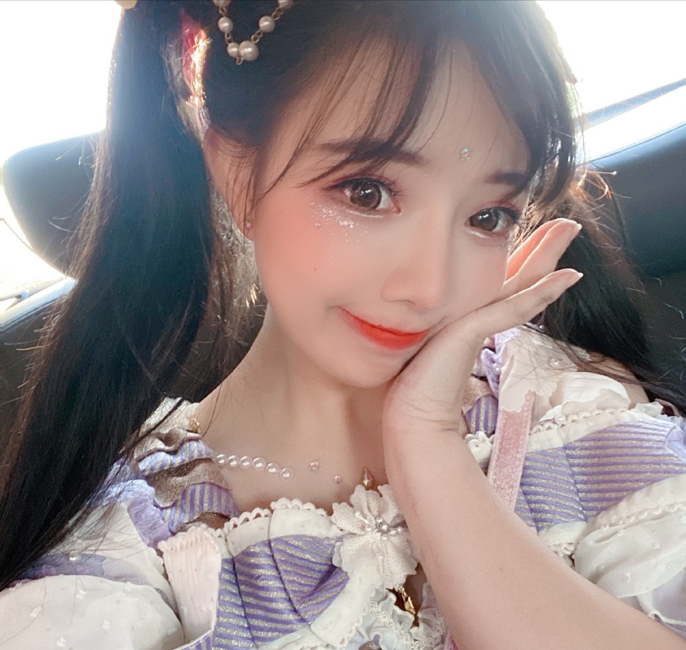 王奕萌尝试短发造型,骗粉丝这是她弟弟,却因小短腿暴露身份