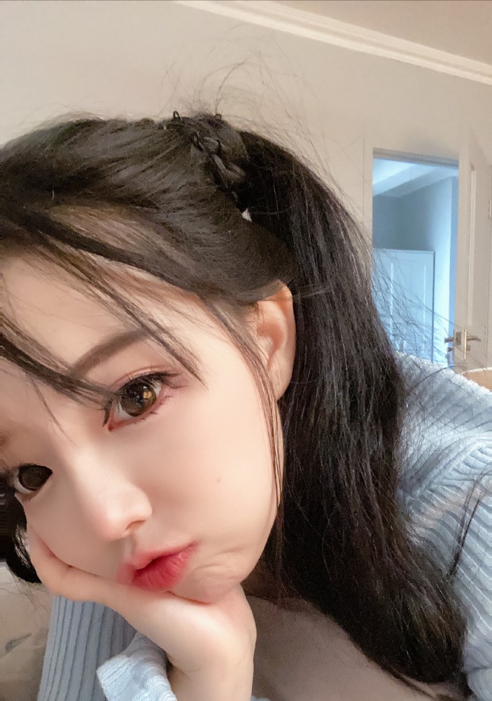 王奕萌尝试短发造型骗粉丝这是她弟弟却因小短腿暴露身份