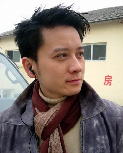 "白眉鹰王"18岁孙子考上北电,颜值不敌爷爷,祖孙三代名字都霸气!