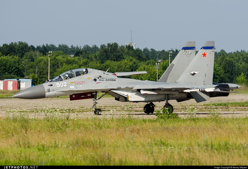 俄美女一身戎装,登上苏30mkk战机!竟是中国空军同款原型机