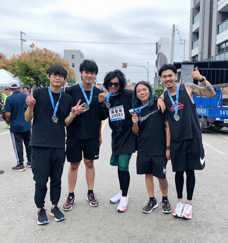 麋先生田中马拉松全员成功完赛 新专辑宣传期撞训练期 咬牙苦练 没白费 腾讯新闻