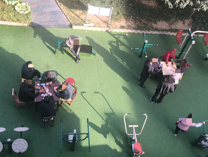 丹阳一小区户外健身场所秒变棋牌室?