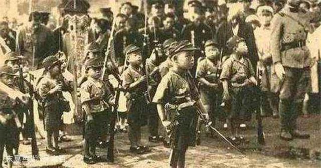 日本鬼子老照片日本童子军很凶狠中国妇女悉心照顾受伤的鬼子