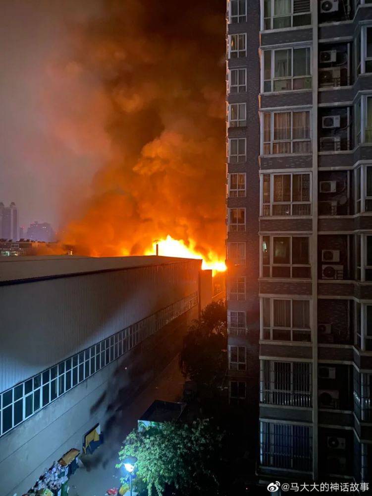 突发西安一汽修厂半夜起火现场火光冲天